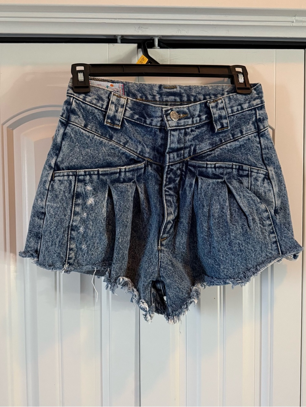 Vtg 80s NUOVO Acid Wash Pleated Denim Shorts High Waisted Cutoff Size 7.